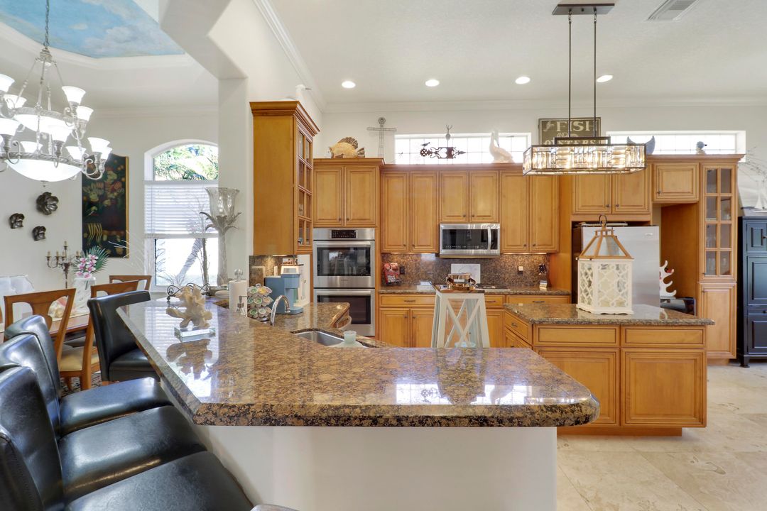 Под контрактом: $599,900 (4 спален, 2 ванн, 2827 Квадратных фут)