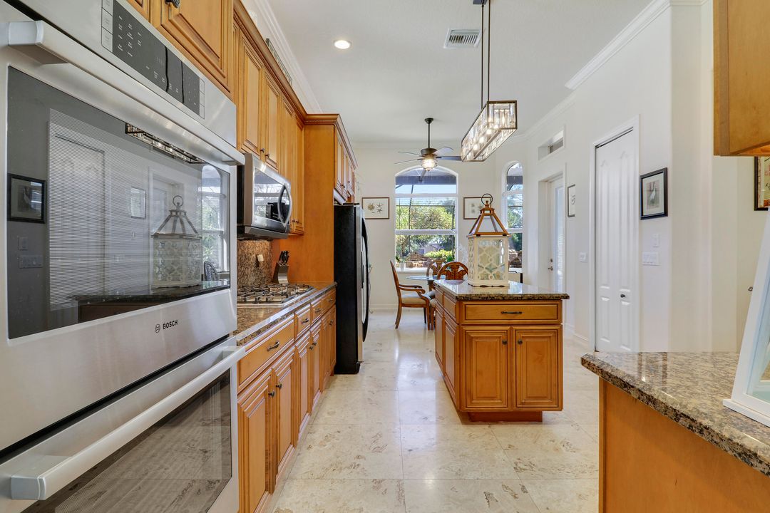 Под контрактом: $599,900 (4 спален, 2 ванн, 2827 Квадратных фут)