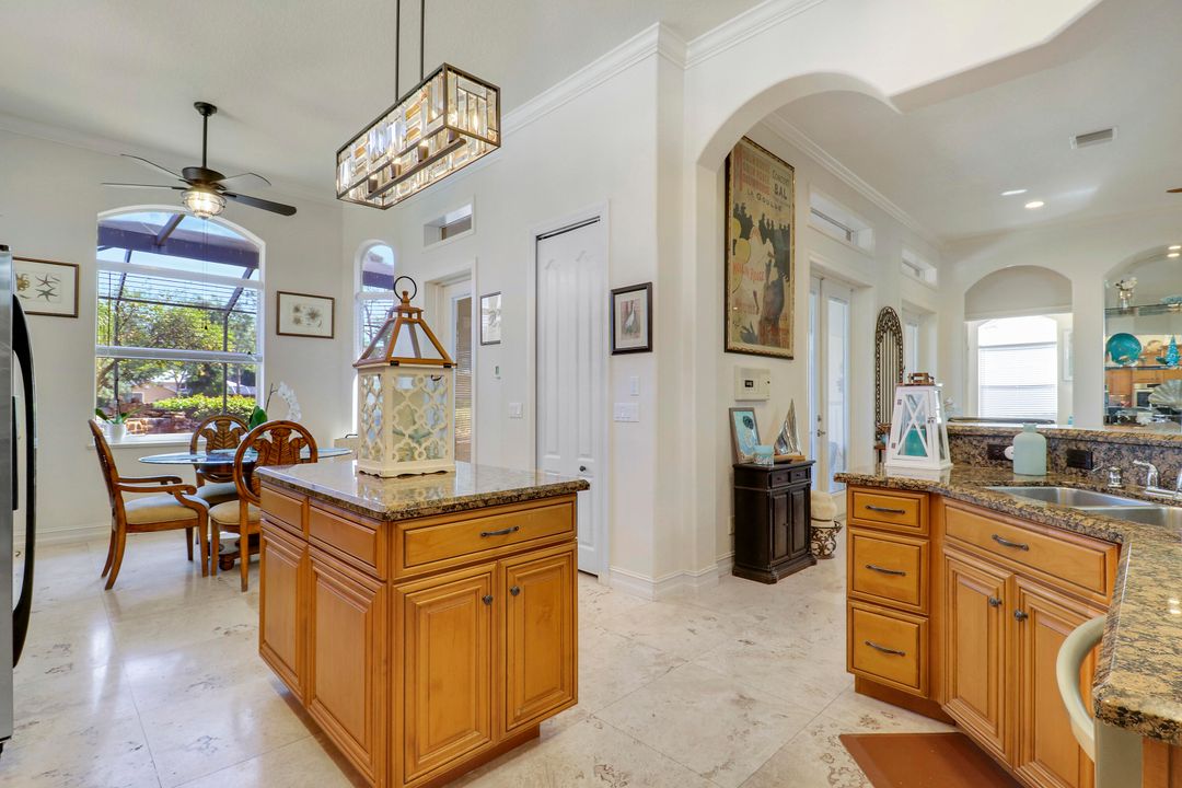 Под контрактом: $599,900 (4 спален, 2 ванн, 2827 Квадратных фут)