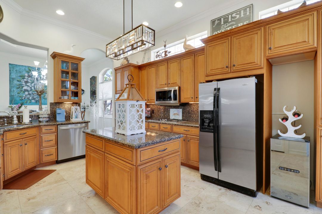 Под контрактом: $599,900 (4 спален, 2 ванн, 2827 Квадратных фут)