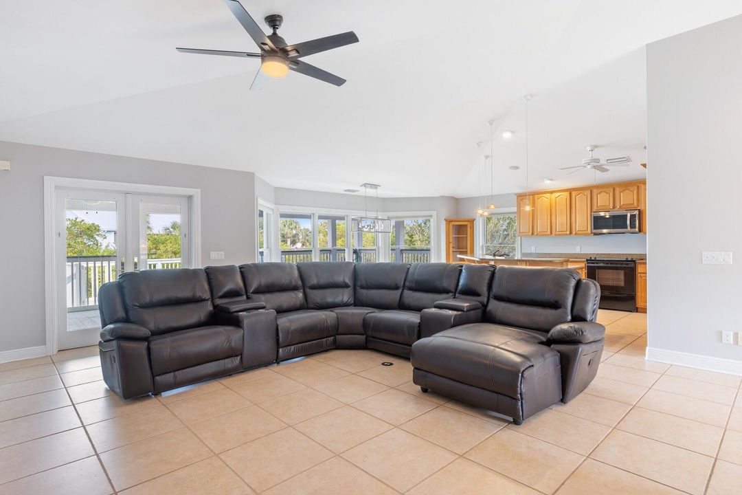 For Sale: $849,999 (3 beds, 2 baths, 3176 Square Feet)