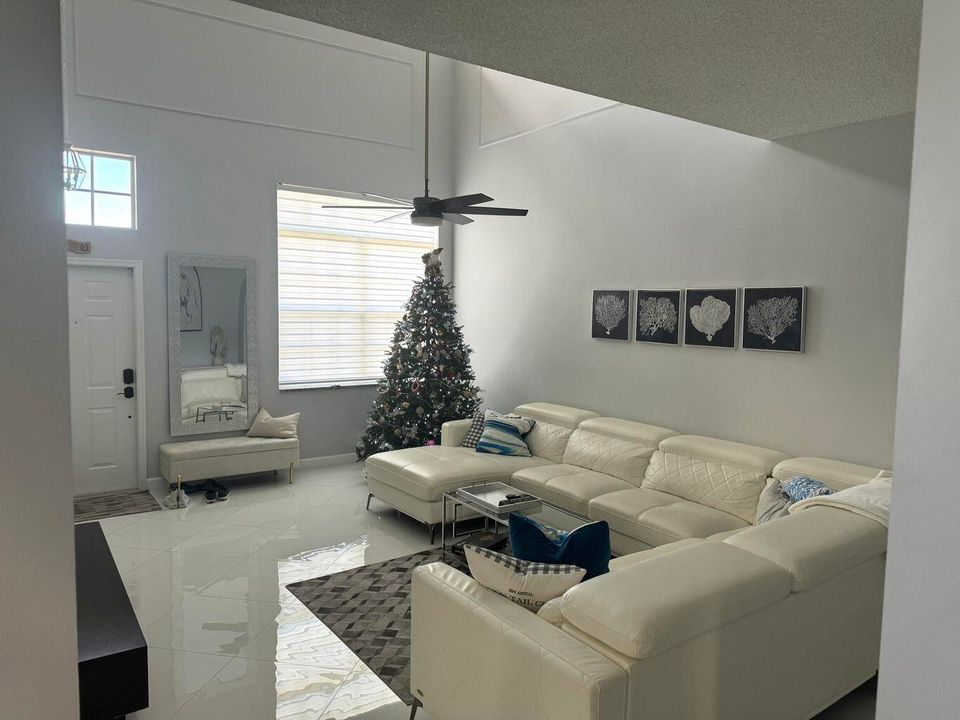 En Renta: $3,200 (4 camas, 2 baños, 2108 Pies cuadrados)