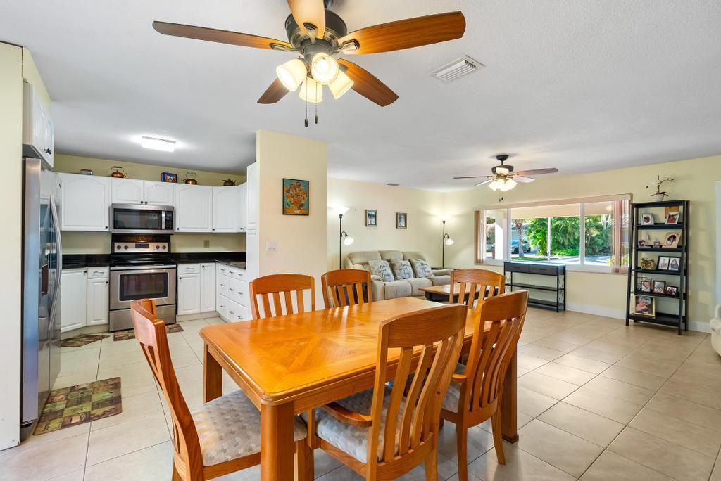 合同活跃: $501,000 (2 贝兹, 2 浴室, 1118 平方英尺)