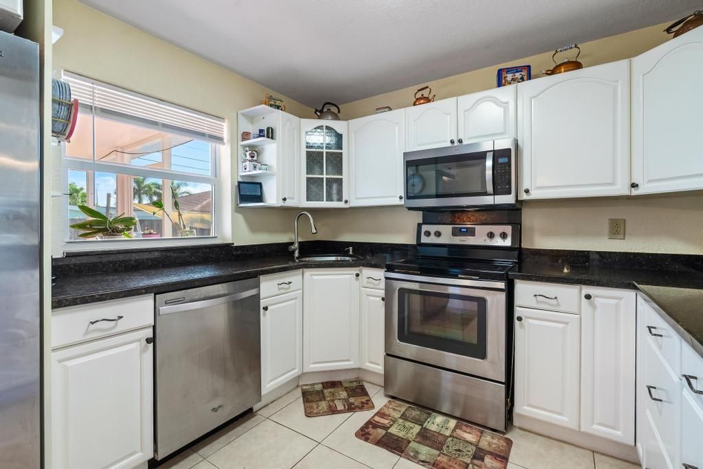 合同活跃: $501,000 (2 贝兹, 2 浴室, 1118 平方英尺)