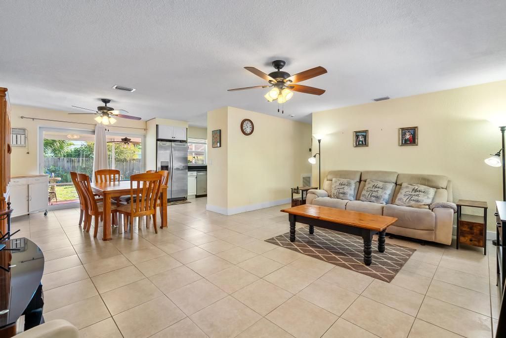 合同活跃: $501,000 (2 贝兹, 2 浴室, 1118 平方英尺)