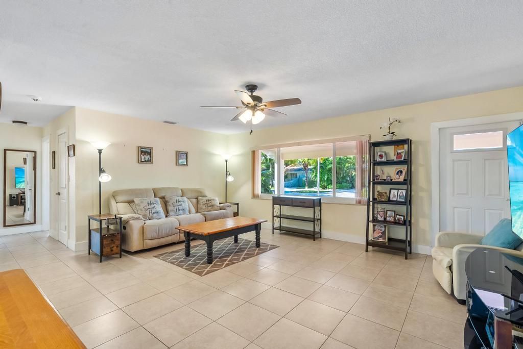 合同活跃: $501,000 (2 贝兹, 2 浴室, 1118 平方英尺)