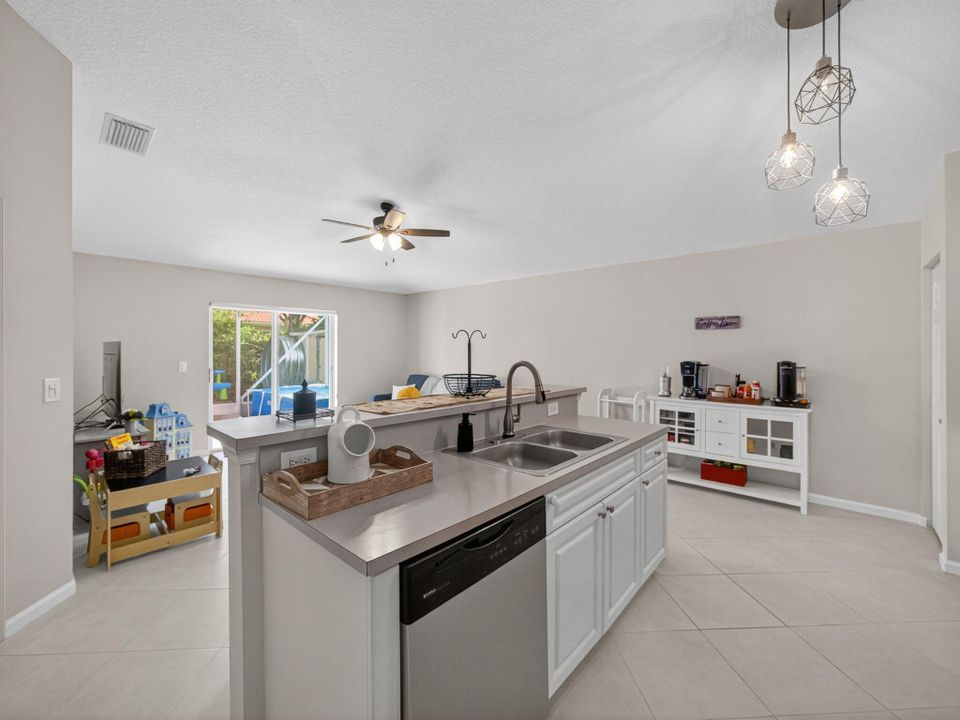 En Venta: $460,000 (3 camas, 2 baños, 1592 Pies cuadrados)