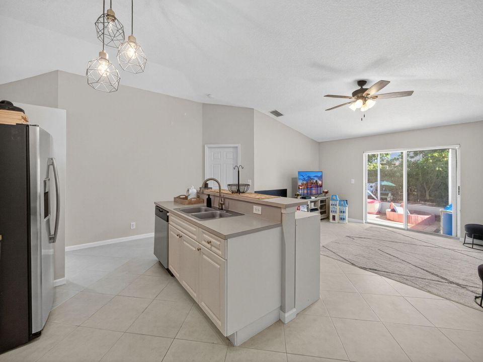 En Venta: $460,000 (3 camas, 2 baños, 1592 Pies cuadrados)