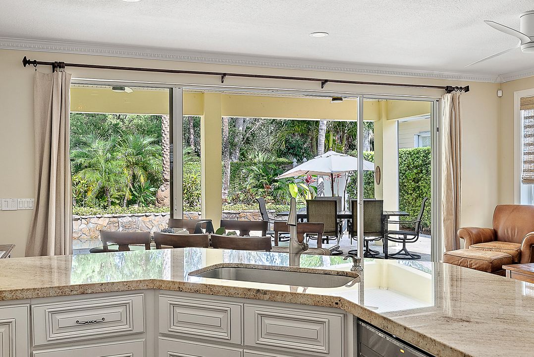 出租: $10,000 (4 贝兹, 3 浴室, 2597 平方英尺)