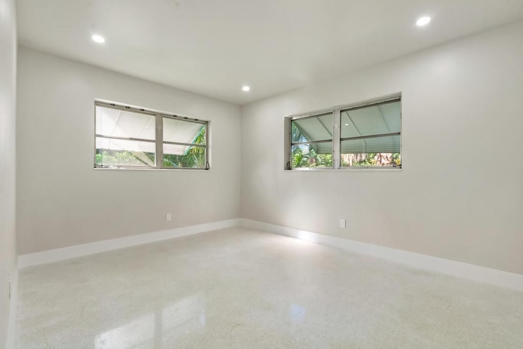 合同活跃: $3,750 (3 贝兹, 2 浴室, 1692 平方英尺)