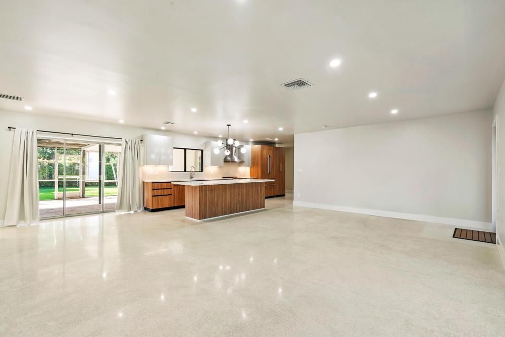 合同活跃: $3,750 (3 贝兹, 2 浴室, 1692 平方英尺)