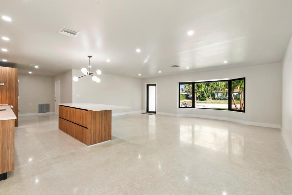 合同活跃: $3,750 (3 贝兹, 2 浴室, 1692 平方英尺)