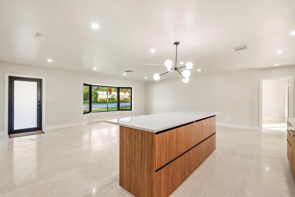 合同活跃: $3,750 (3 贝兹, 2 浴室, 1692 平方英尺)