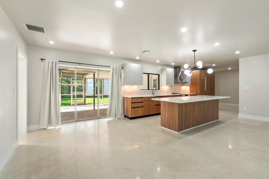 合同活跃: $3,750 (3 贝兹, 2 浴室, 1692 平方英尺)