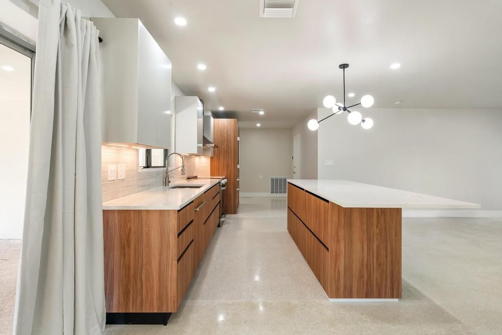 合同活跃: $3,750 (3 贝兹, 2 浴室, 1692 平方英尺)