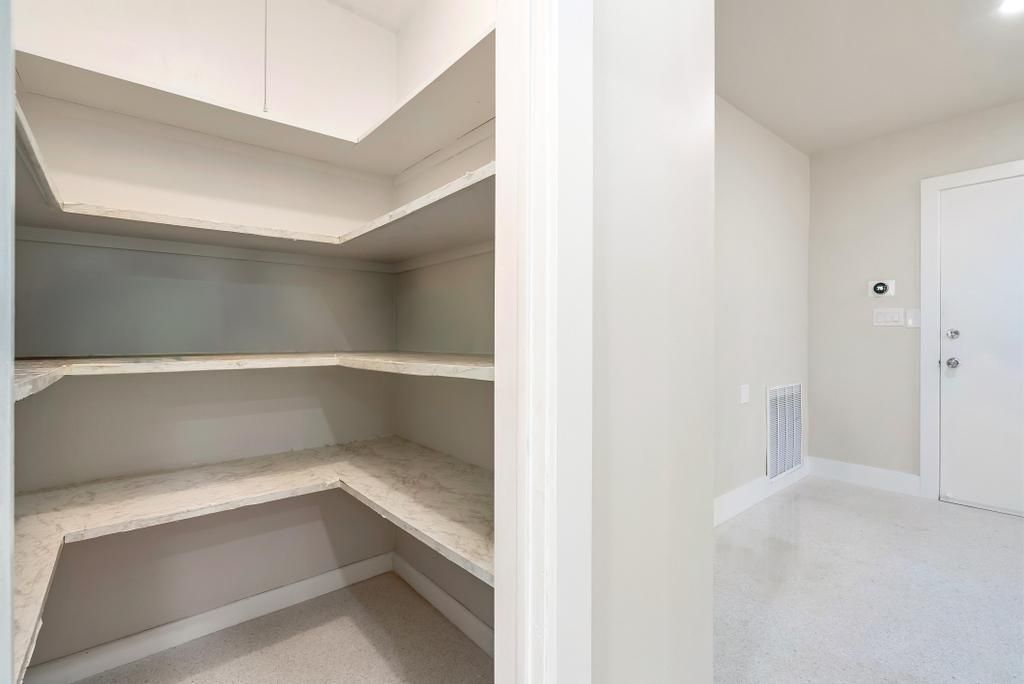 合同活跃: $3,750 (3 贝兹, 2 浴室, 1692 平方英尺)