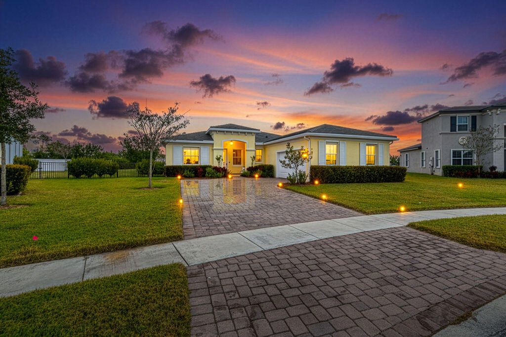 For Sale: $589,900 (3 beds, 3 baths, 2297 Square Feet)