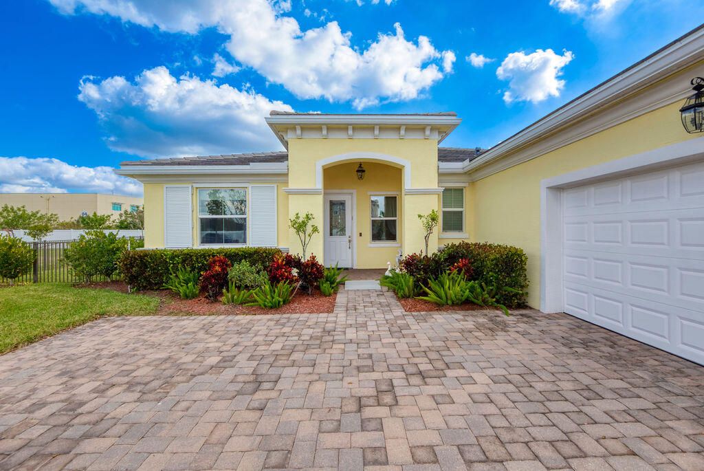 For Sale: $589,900 (3 beds, 3 baths, 2297 Square Feet)