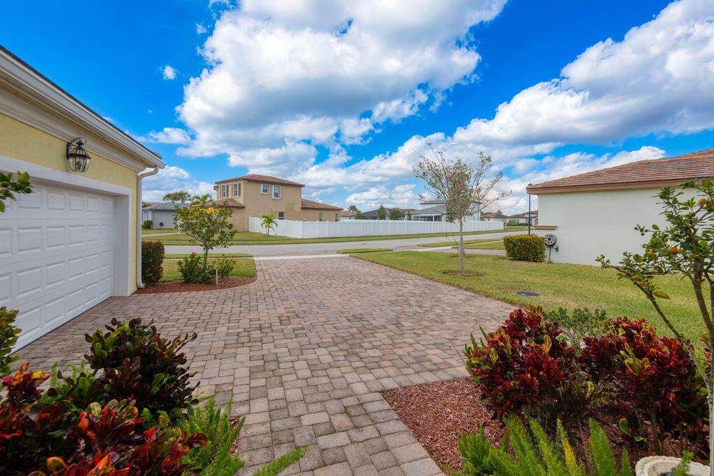 For Sale: $589,900 (3 beds, 3 baths, 2297 Square Feet)