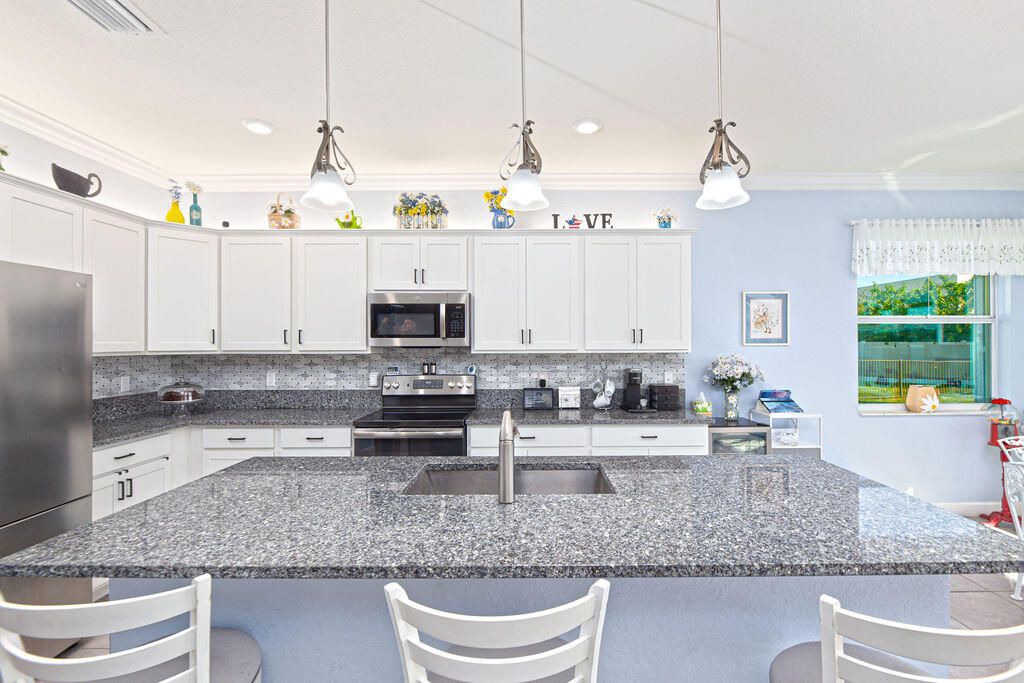 For Sale: $589,900 (3 beds, 3 baths, 2297 Square Feet)