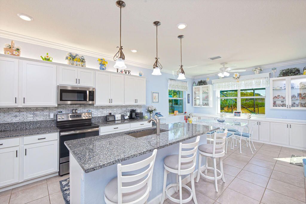 For Sale: $589,900 (3 beds, 3 baths, 2297 Square Feet)