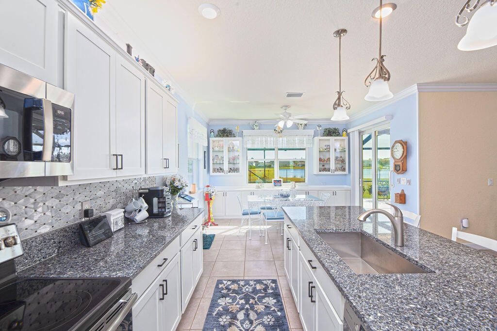 For Sale: $589,900 (3 beds, 3 baths, 2297 Square Feet)