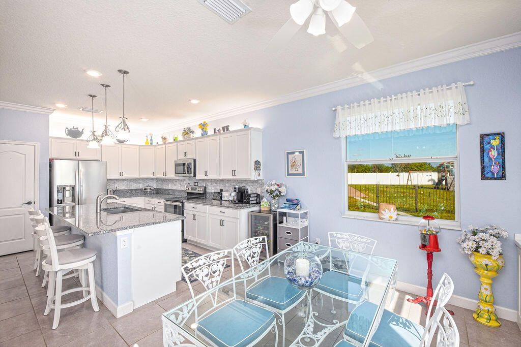 For Sale: $589,900 (3 beds, 3 baths, 2297 Square Feet)