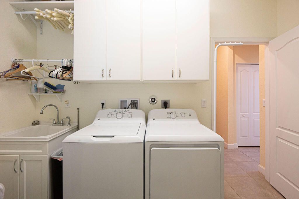 For Sale: $589,900 (3 beds, 3 baths, 2297 Square Feet)