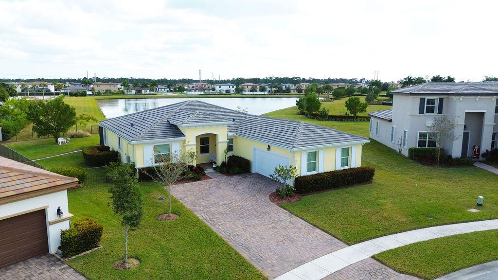 For Sale: $589,900 (3 beds, 3 baths, 2297 Square Feet)