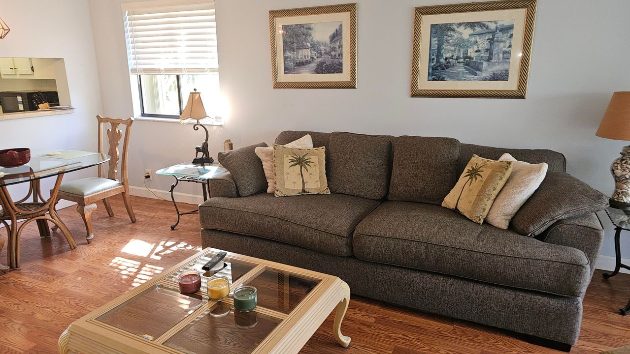 For Rent: $1,800 (2 beds, 2 baths, 841 Square Feet)