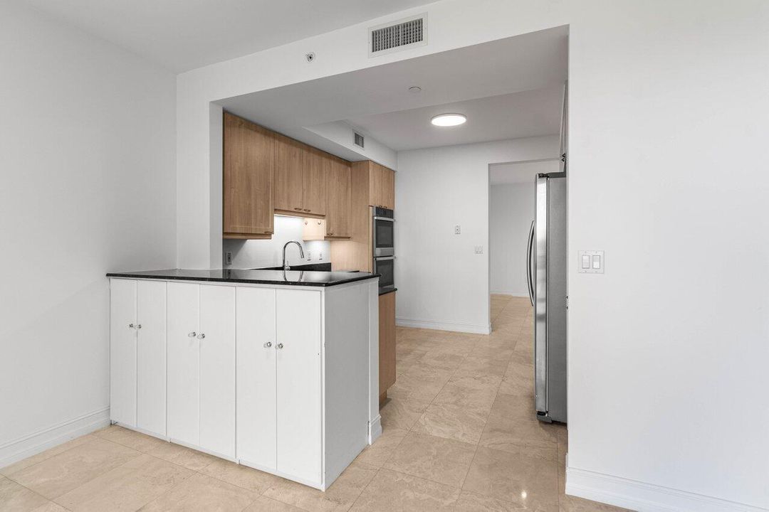 合同活跃: $1,450,000 (2 贝兹, 3 浴室, 2057 平方英尺)