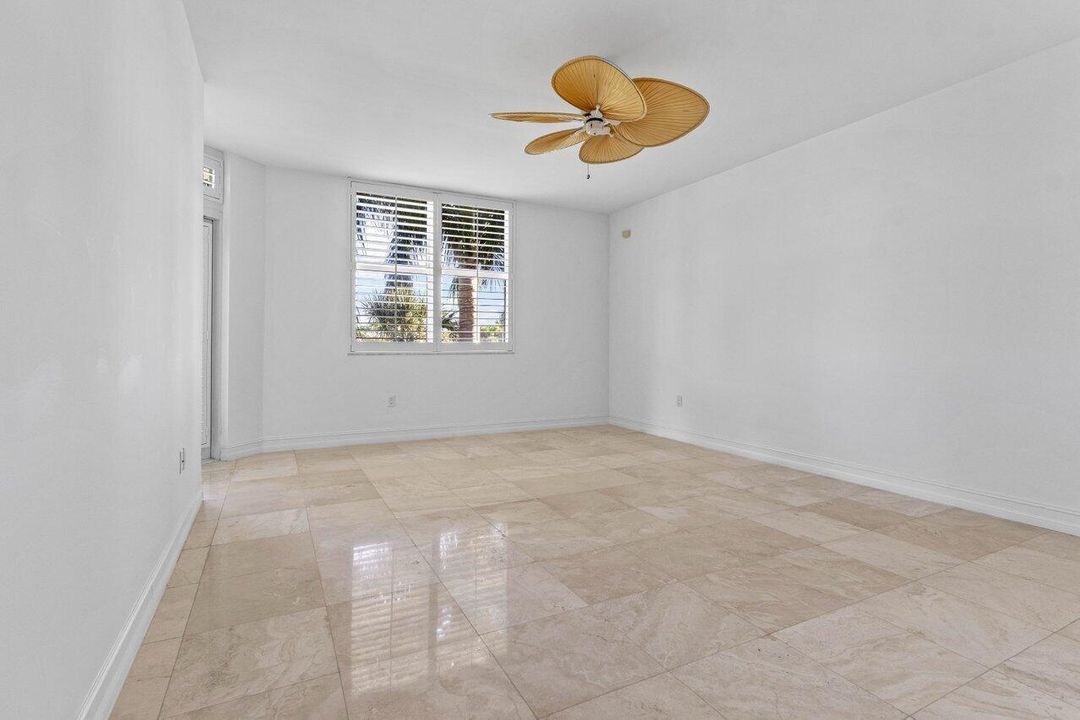 合同活跃: $1,450,000 (2 贝兹, 3 浴室, 2057 平方英尺)