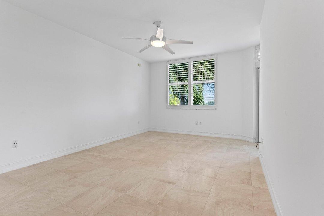 合同活跃: $1,450,000 (2 贝兹, 3 浴室, 2057 平方英尺)