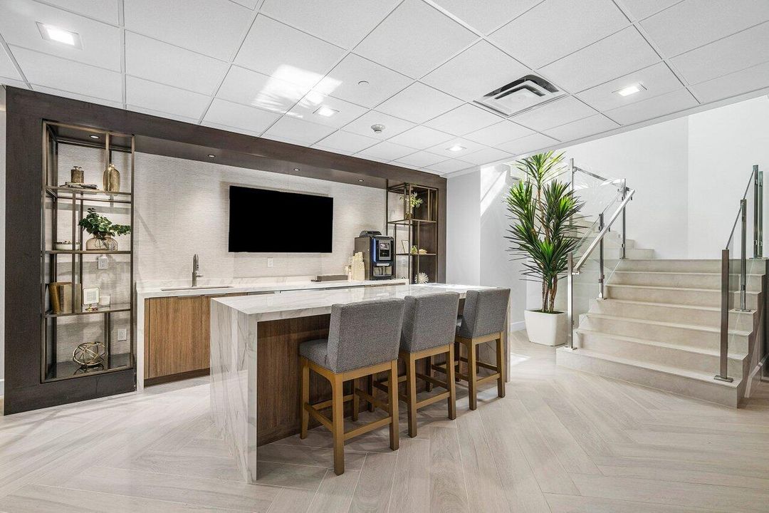 合同活跃: $1,450,000 (2 贝兹, 3 浴室, 2057 平方英尺)