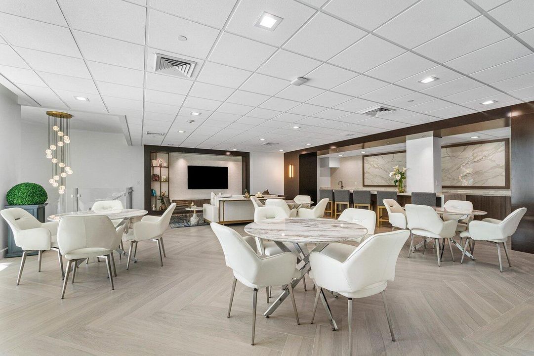 合同活跃: $1,450,000 (2 贝兹, 3 浴室, 2057 平方英尺)