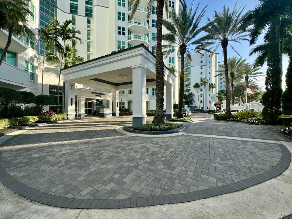 合同活跃: $1,450,000 (2 贝兹, 3 浴室, 2057 平方英尺)