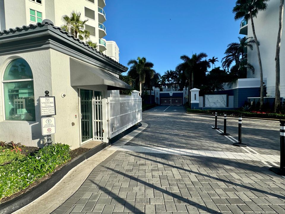 合同活跃: $1,450,000 (2 贝兹, 3 浴室, 2057 平方英尺)