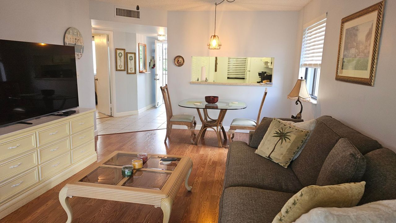 For Rent: $1,800 (2 beds, 2 baths, 841 Square Feet)