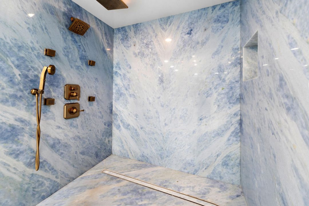 Activo con contrato: $4,799,000 (4 camas, 4 baños, 3883 Pies cuadrados)