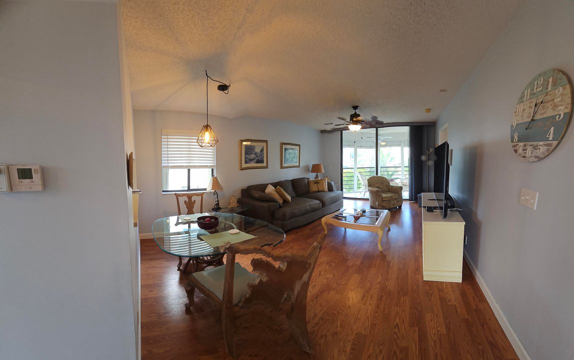 For Rent: $1,800 (2 beds, 2 baths, 841 Square Feet)