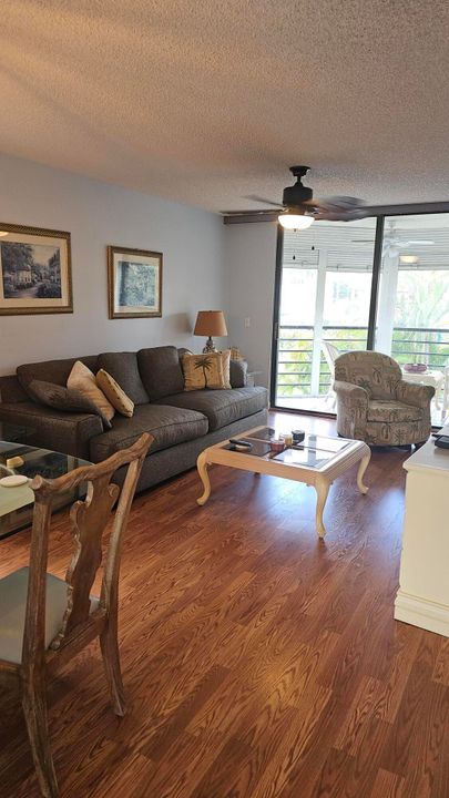 For Rent: $1,800 (2 beds, 2 baths, 841 Square Feet)