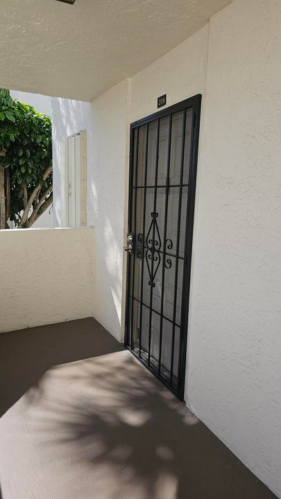 For Rent: $1,800 (2 beds, 2 baths, 841 Square Feet)