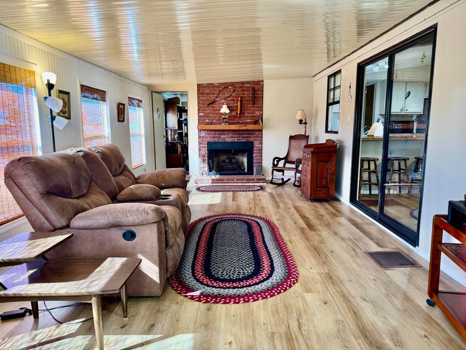 For Sale: $269,000 (3 beds, 2 baths, 1344 Square Feet)