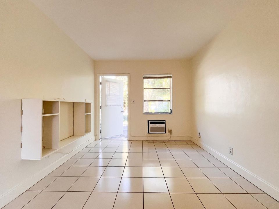 出租: $1,590 (1 贝兹, 1 浴室, 700 平方英尺)