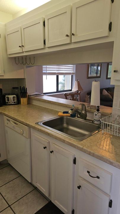 For Rent: $1,800 (2 beds, 2 baths, 841 Square Feet)