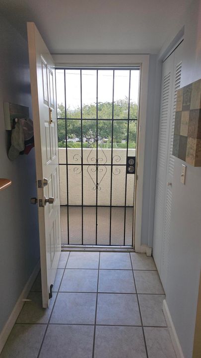 For Rent: $1,800 (2 beds, 2 baths, 841 Square Feet)