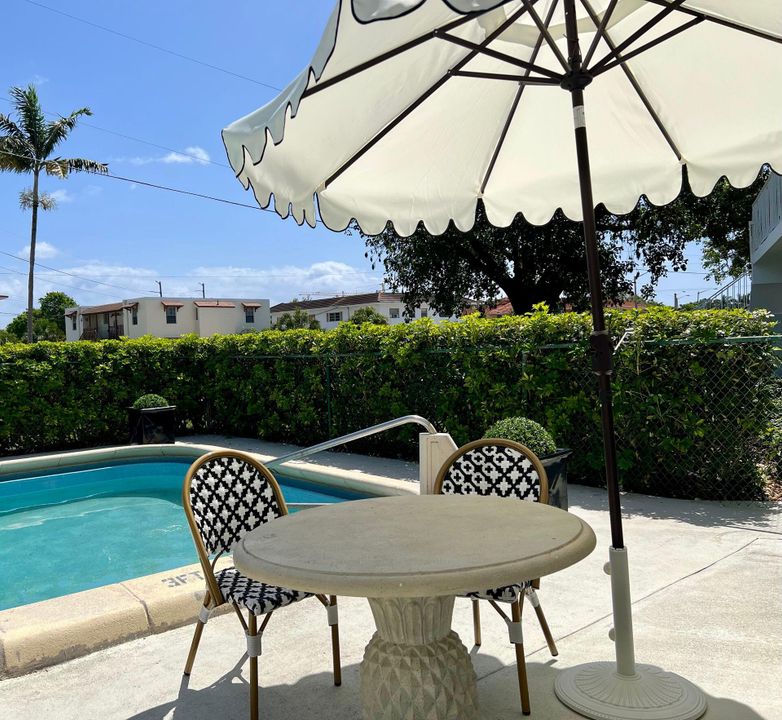 合同活跃: $1,750 (1 贝兹, 1 浴室, 700 平方英尺)