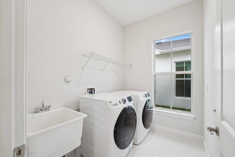 For Sale: $569,995 (3 beds, 3 baths, 2809 Square Feet)