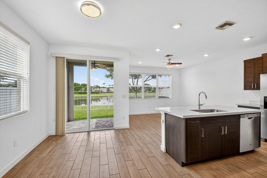 Под контрактом: $513,000 (4 спален, 3 ванн, 1883 Квадратных фут)