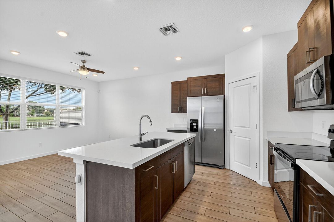 Под контрактом: $513,000 (4 спален, 3 ванн, 1883 Квадратных фут)